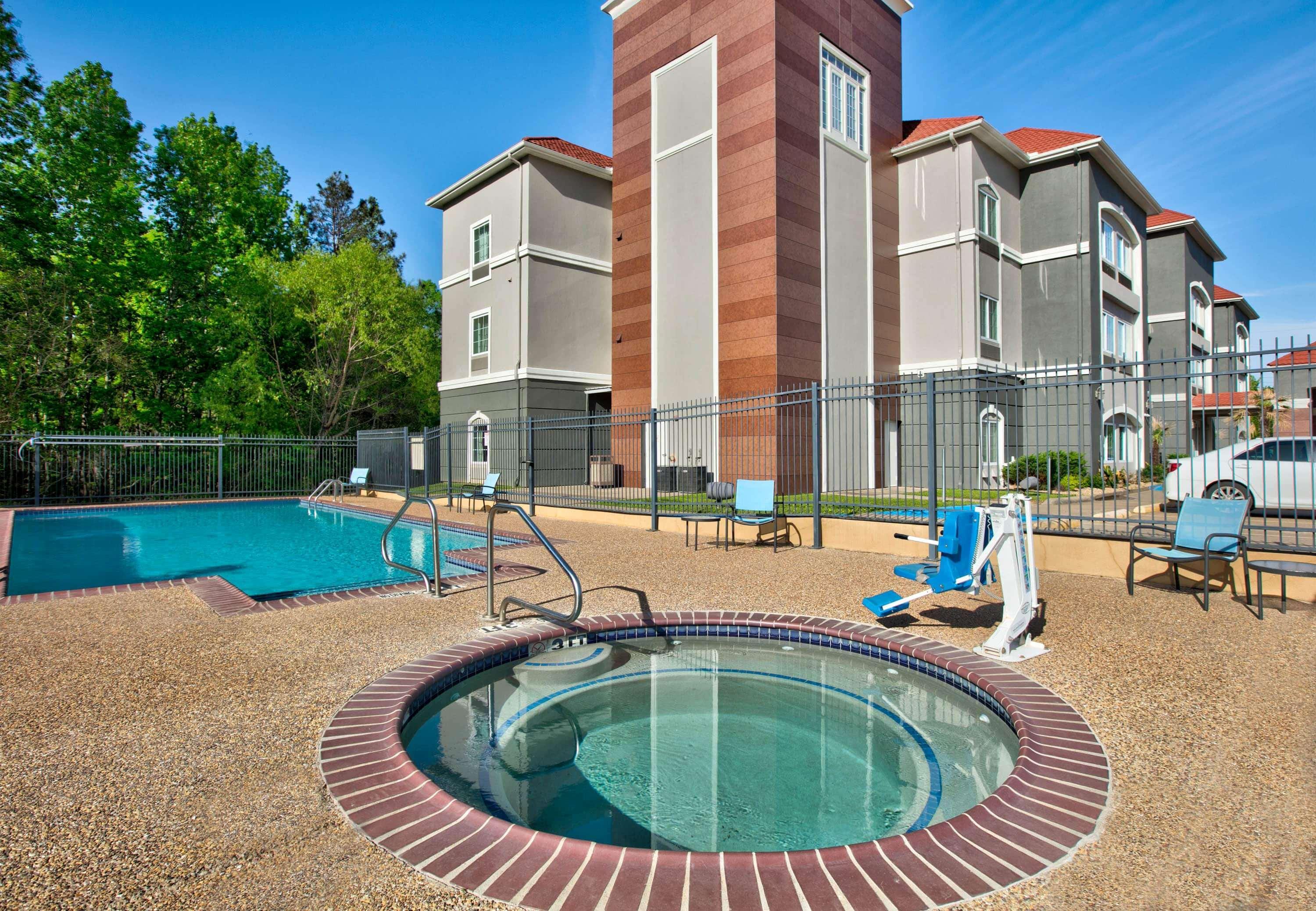La Quinta By Wyndham Palestine Hotel Exterior photo